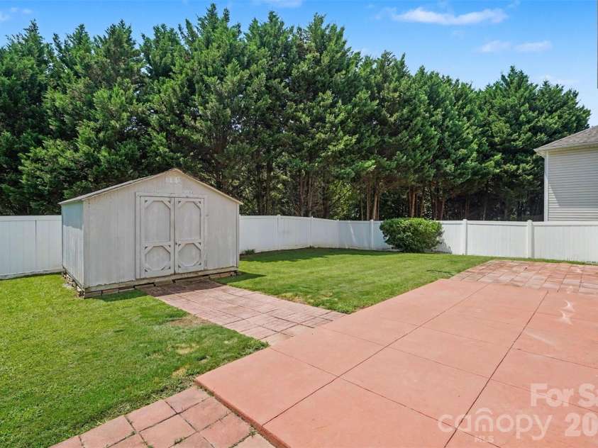 5813 Parkstone Drive, Matthews, NC 28104.  MLS# CAR4408106, YatesRealty ID 43779. 
