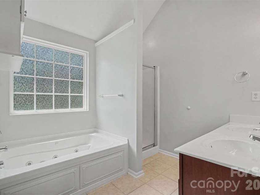 5813 Parkstone Drive, Matthews, NC 28104.  MLS# CAR4408106, YatesRealty ID 43779. Master bath