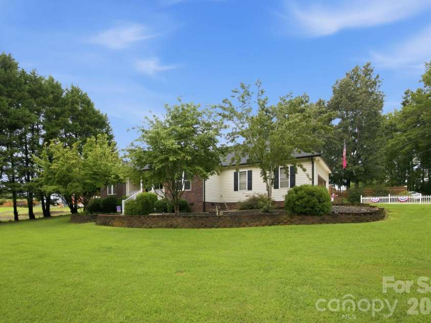 359 Huffstetler Lake Road, Dallas, NC 28034.  MLS# CAR4413475, YatesRealty ID 43785. 