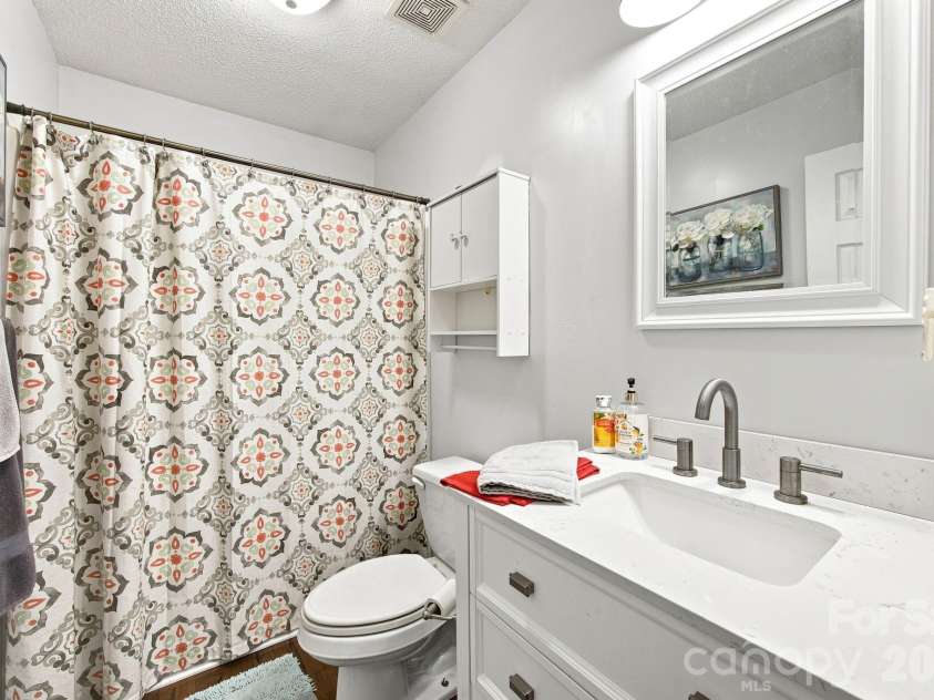 359 Huffstetler Lake Road, Dallas, NC 28034.  MLS# CAR4413475, YatesRealty ID 43785. Hall bath