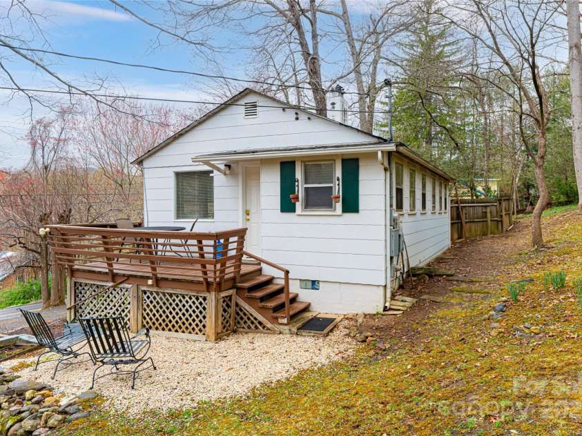 114 Cragmont Road, Black Mountain, NC 28711.  MLS# CAR4243321, YatesRealty ID 4379. 