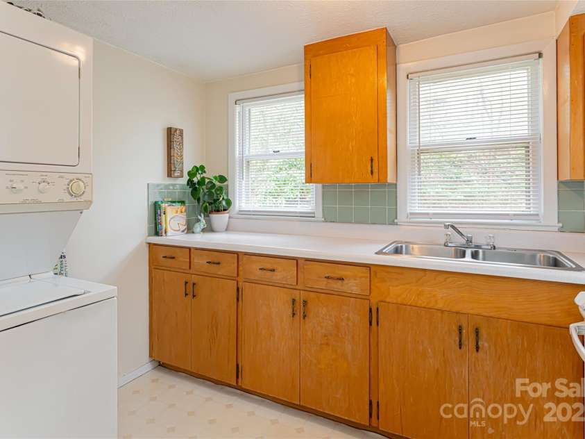 114 Cragmont Road, Black Mountain, NC 28711.  MLS# CAR4243321, YatesRealty ID 4379. 