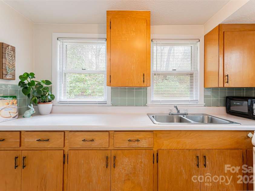 114 Cragmont Road, Black Mountain, NC 28711.  MLS# CAR4243321, YatesRealty ID 4379. 