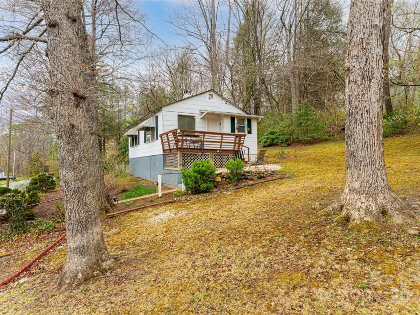 114 Cragmont Road, Black Mountain, NC 28711.  MLS# CAR4243321, YatesRealty ID 4379. 