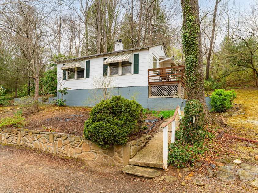 114 Cragmont Road, Black Mountain, NC 28711.  MLS# CAR4243321, YatesRealty ID 4379. 