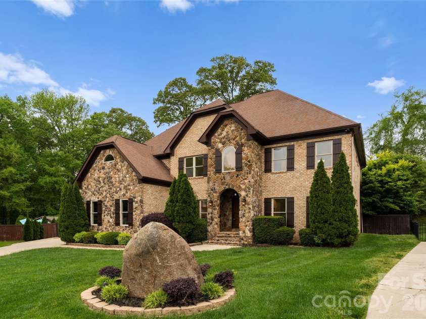 7307 Roseland Avenue, Charlotte, NC 28277.  MLS# CAR4413128, YatesRealty ID 43790. 