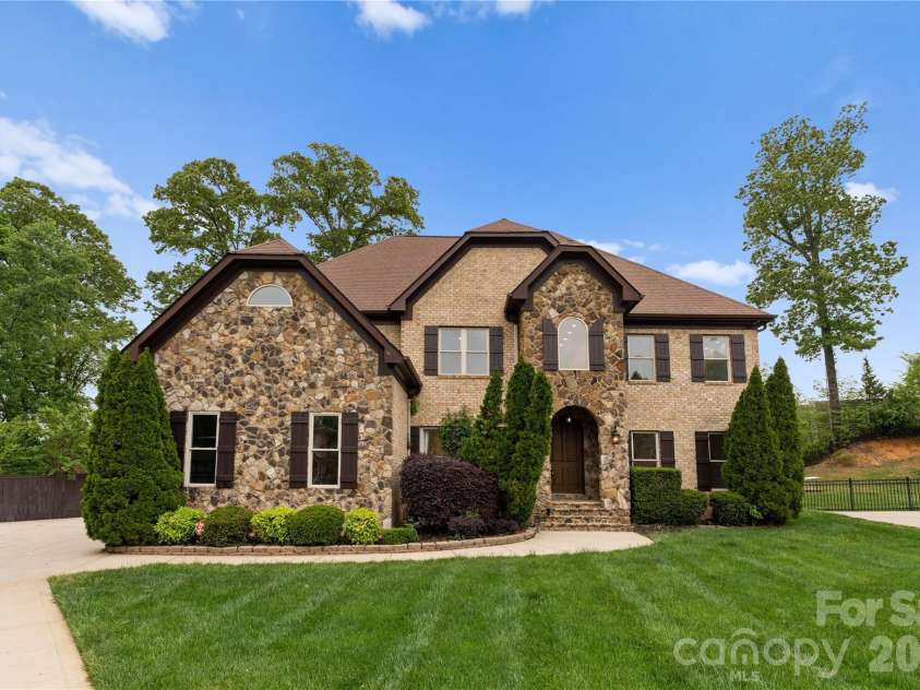 7307 Roseland Avenue, Charlotte, NC 28277.  MLS# CAR4413128, YatesRealty ID 43790. 