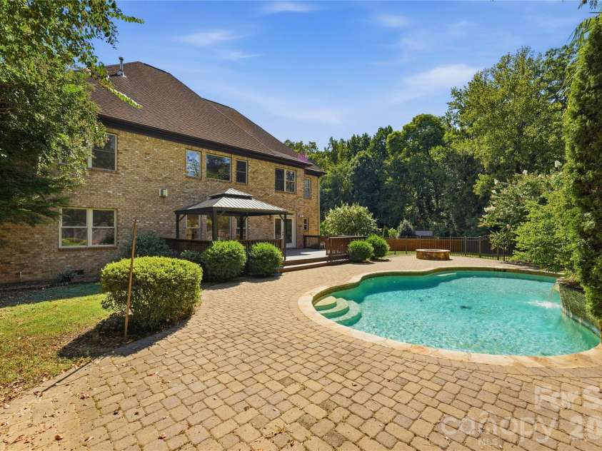 7307 Roseland Avenue, Charlotte, NC 28277.  MLS# CAR4413128, YatesRealty ID 43790. 