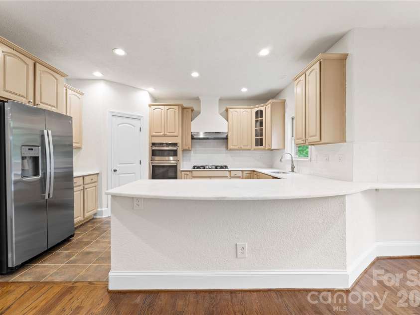 7307 Roseland Avenue, Charlotte, NC 28277.  MLS# CAR4413128, YatesRealty ID 43790. Breakfast counter