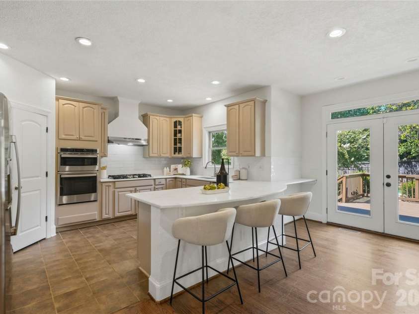 7307 Roseland Avenue, Charlotte, NC 28277.  MLS# CAR4413128, YatesRealty ID 43790. Breakfast nook