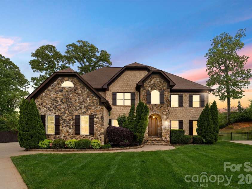 7307 Roseland Avenue, Charlotte, NC 28277.  MLS# CAR4413128, YatesRealty ID 43790. Front Exterior