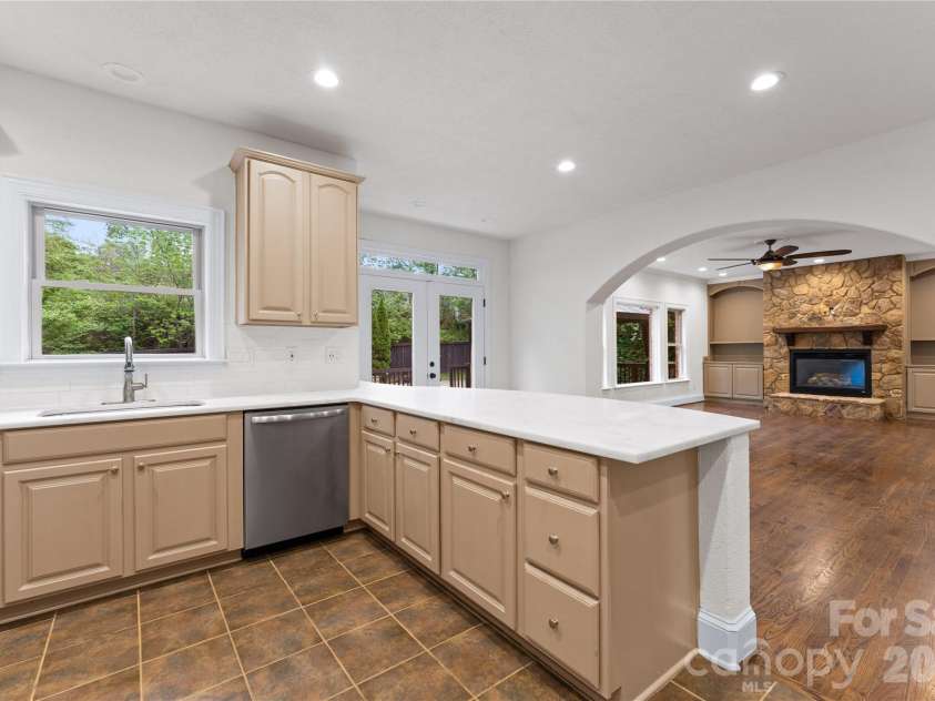7307 Roseland Avenue, Charlotte, NC 28277.  MLS# CAR4413128, YatesRealty ID 43790. Kitchen