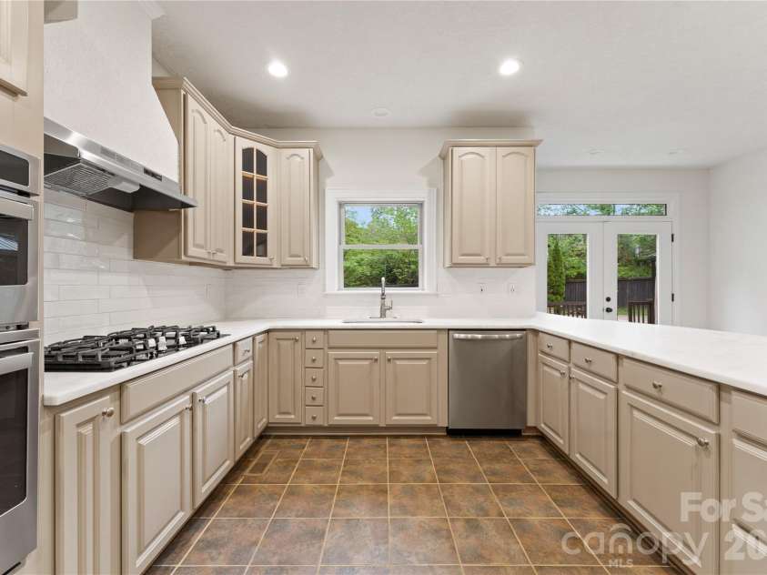 7307 Roseland Avenue, Charlotte, NC 28277.  MLS# CAR4413128, YatesRealty ID 43790. Kitchen