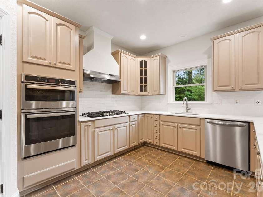 7307 Roseland Avenue, Charlotte, NC 28277.  MLS# CAR4413128, YatesRealty ID 43790. Kitchen