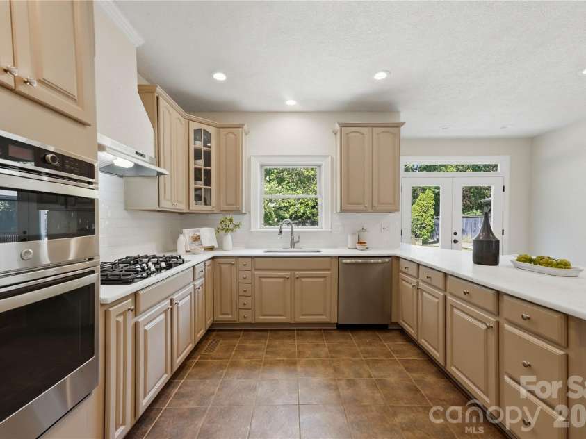 7307 Roseland Avenue, Charlotte, NC 28277.  MLS# CAR4413128, YatesRealty ID 43790. Kitchen