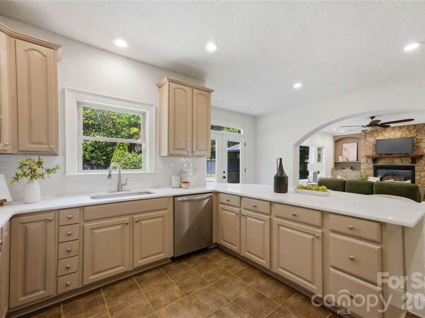 7307 Roseland Avenue, Charlotte, NC 28277.  MLS# CAR4413128, YatesRealty ID 43790. Kitchen