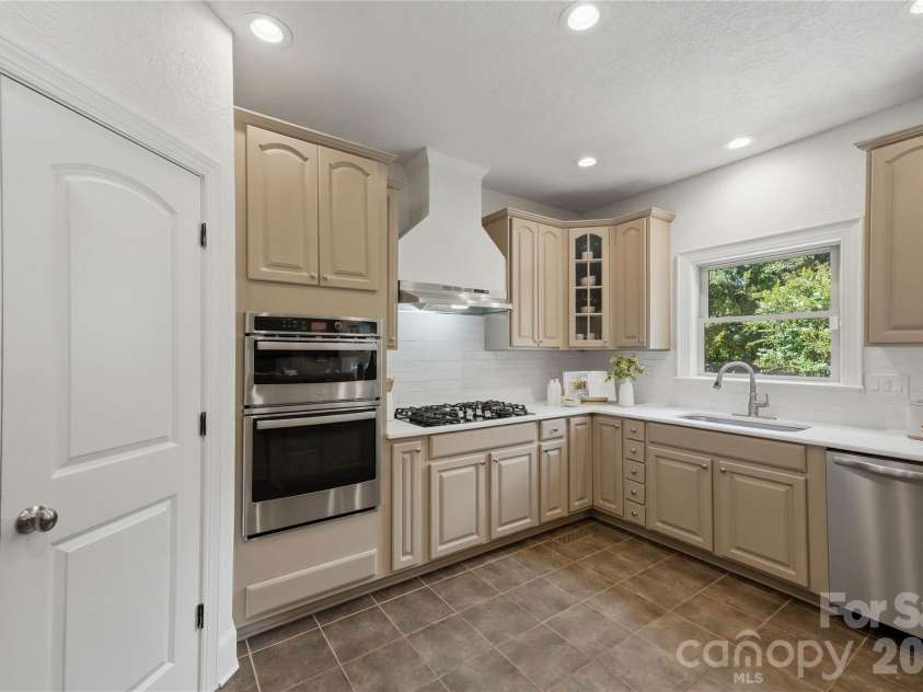 7307 Roseland Avenue, Charlotte, NC 28277.  MLS# CAR4413128, YatesRealty ID 43790. Kitchen