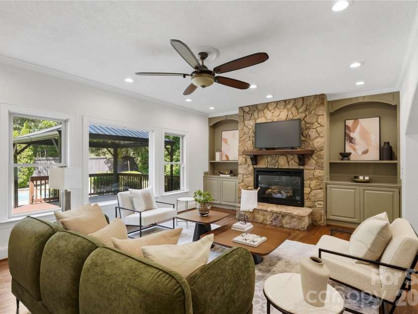 7307 Roseland Avenue, Charlotte, NC 28277.  MLS# CAR4413128, YatesRealty ID 43790. Living Room
