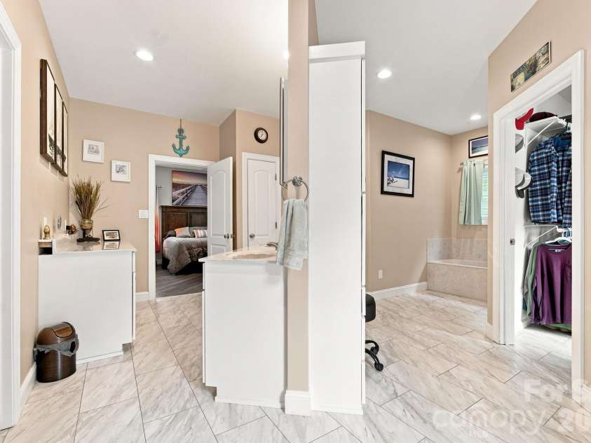 295 Idlewood Drive, Marion, NC 28752.  MLS# CAR4412940, YatesRealty ID 43791. Bathroom
