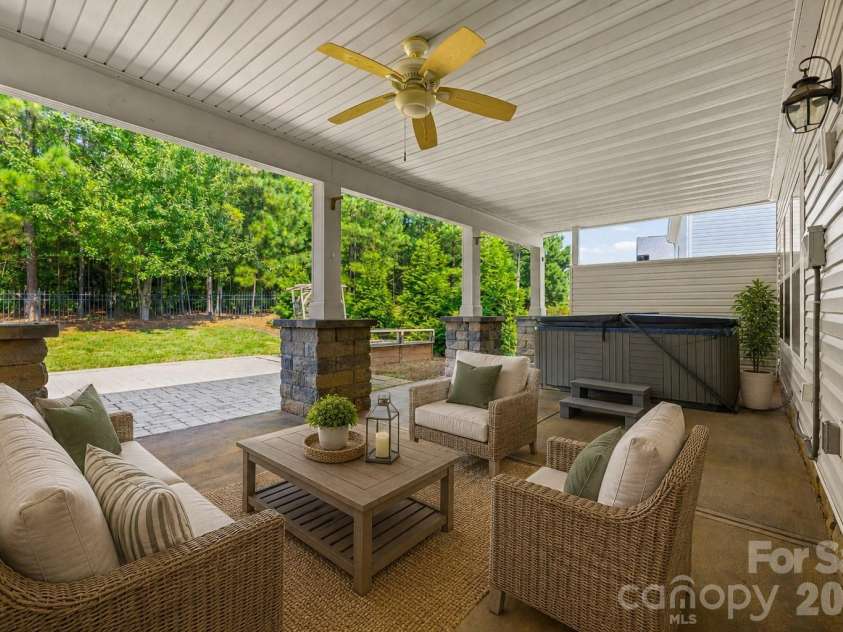 9513 Seamill Road, Charlotte, NC 28278.  MLS# CAR4408705, YatesRealty ID 43794. 