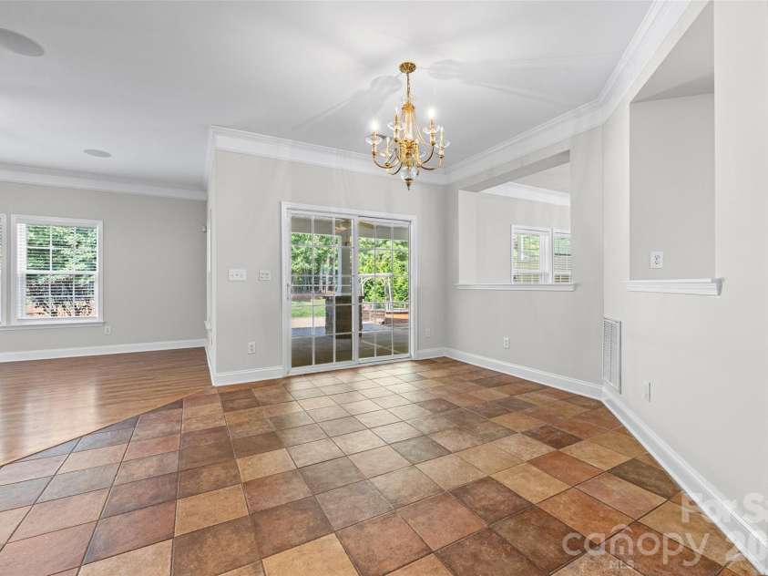 9513 Seamill Road, Charlotte, NC 28278.  MLS# CAR4408705, YatesRealty ID 43794. Breakfast area