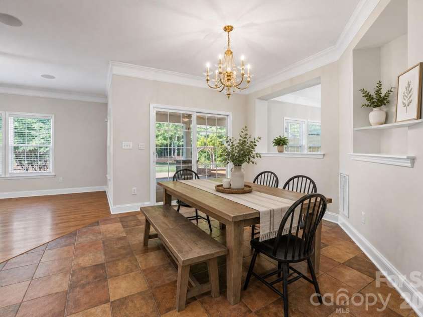 9513 Seamill Road, Charlotte, NC 28278.  MLS# CAR4408705, YatesRealty ID 43794. Breakfast area