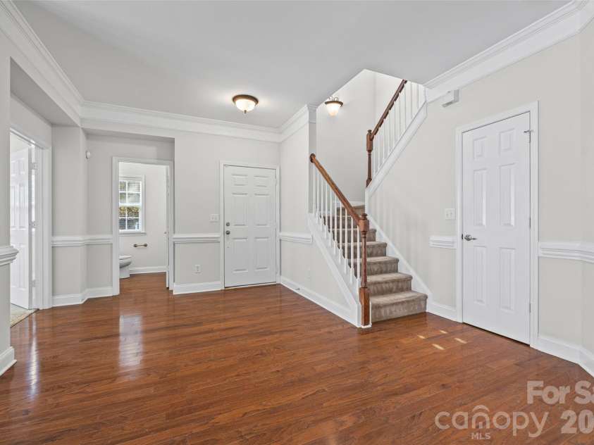 9513 Seamill Road, Charlotte, NC 28278.  MLS# CAR4408705, YatesRealty ID 43794. Foyer
