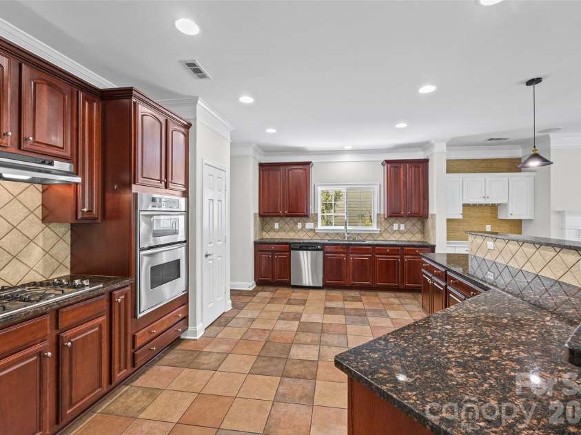 9513 Seamill Road, Charlotte, NC 28278.  MLS# CAR4408705, YatesRealty ID 43794. Kitchen