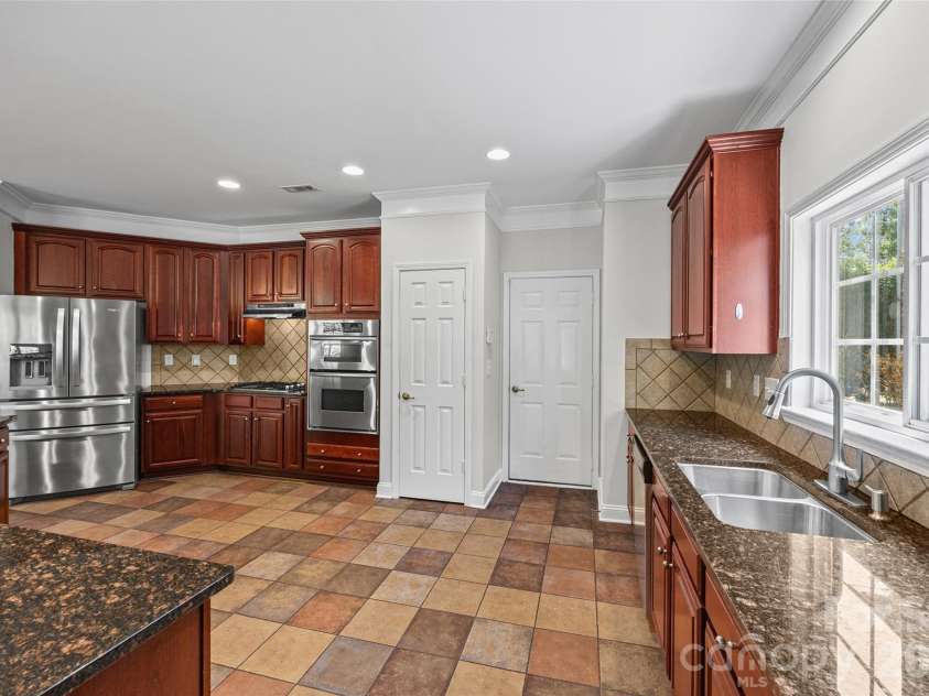 9513 Seamill Road, Charlotte, NC 28278.  MLS# CAR4408705, YatesRealty ID 43794. Kitchen