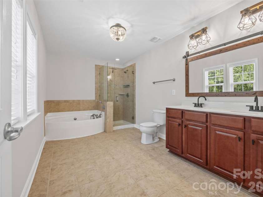9513 Seamill Road, Charlotte, NC 28278.  MLS# CAR4408705, YatesRealty ID 43794. Primary Bath