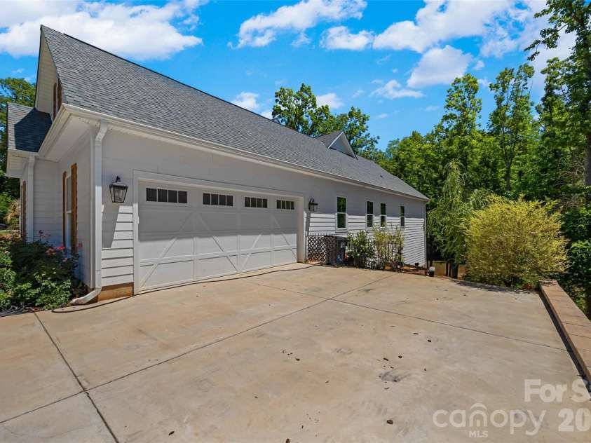662 Sandbar Point, Lake Wylie, SC 29710.  MLS# CAR4413041, YatesRealty ID 43797. 