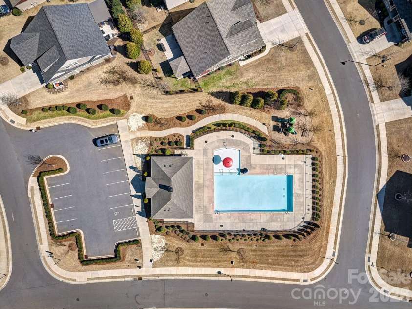 662 Sandbar Point, Lake Wylie, SC 29710.  MLS# CAR4413041, YatesRealty ID 43797. Community pool