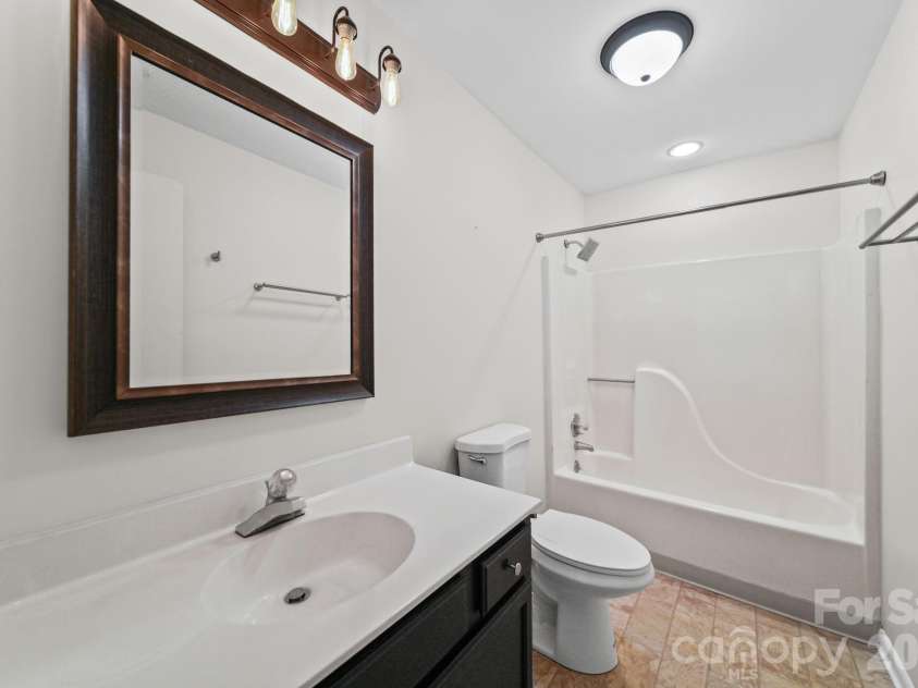 7500 Woods Lane, Cornelius, NC 28031.  MLS# CAR4413379, YatesRealty ID 43800. Primary bath