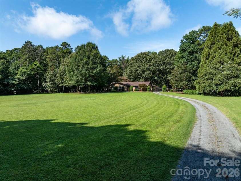 3825 Hoodridge Lane, Charlotte, NC 28227.  MLS# CAR4411305, YatesRealty ID 43802. 