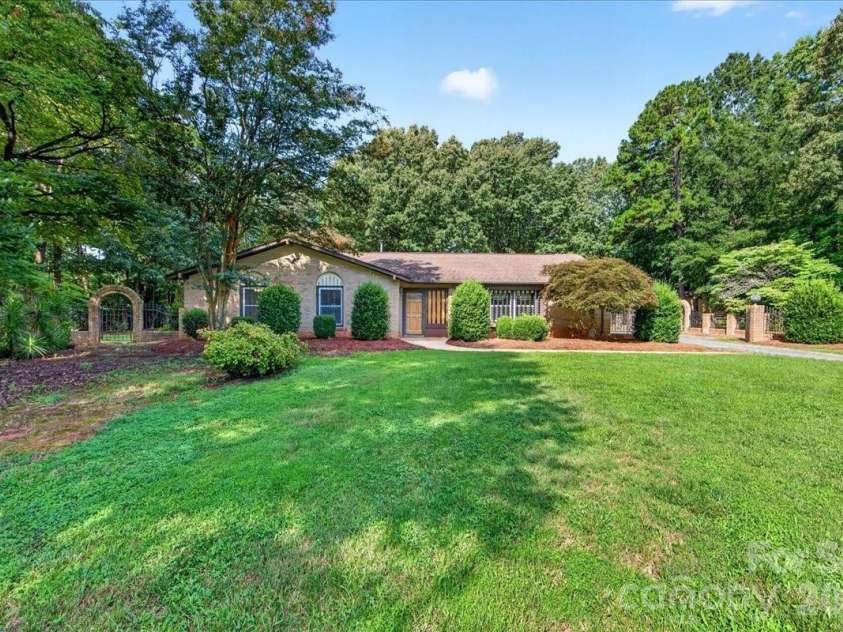 3825 Hoodridge Lane, Charlotte, NC 28227.  MLS# CAR4411305, YatesRealty ID 43802. 