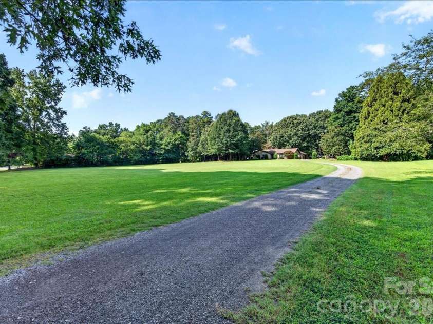 3825 Hoodridge Lane, Charlotte, NC 28227.  MLS# CAR4411305, YatesRealty ID 43802. 