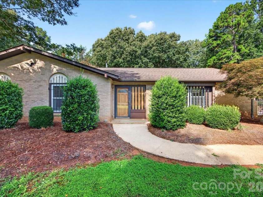 3825 Hoodridge Lane, Charlotte, NC 28227.  MLS# CAR4411305, YatesRealty ID 43802. 