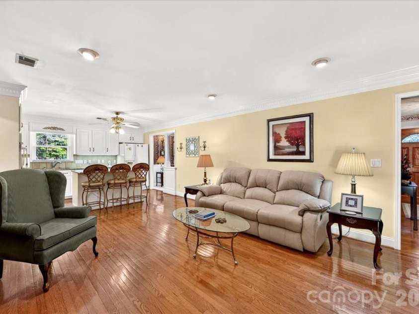 3825 Hoodridge Lane, Charlotte, NC 28227.  MLS# CAR4411305, YatesRealty ID 43802. 