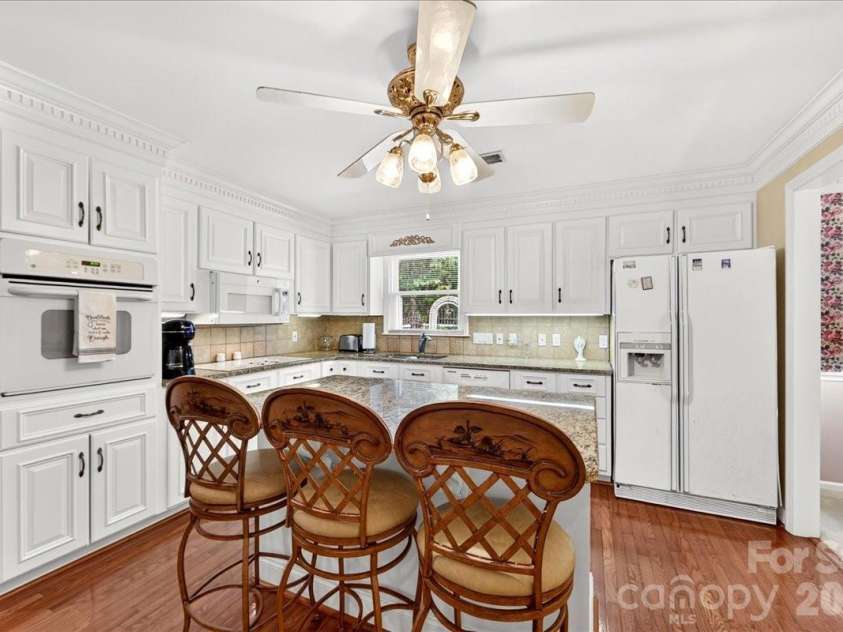 3825 Hoodridge Lane, Charlotte, NC 28227.  MLS# CAR4411305, YatesRealty ID 43802. 