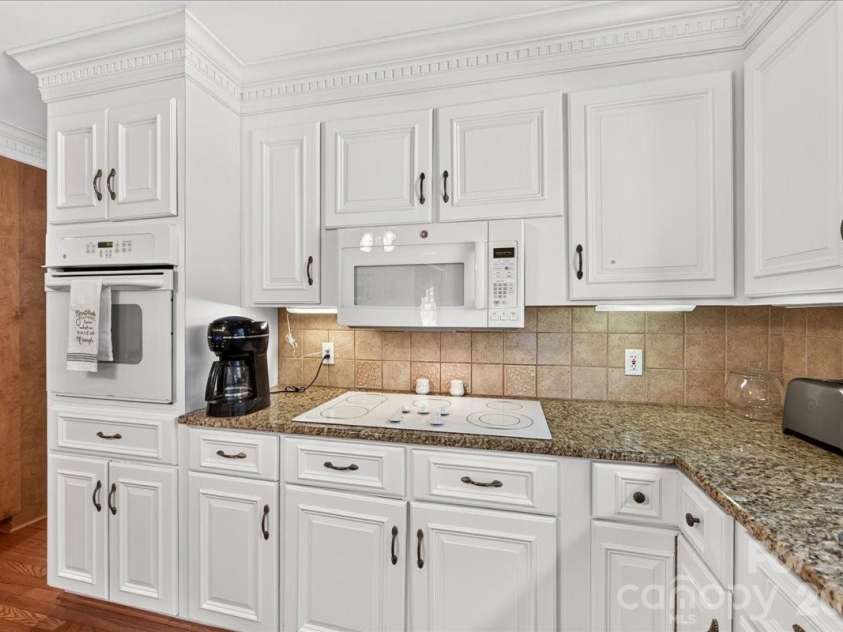 3825 Hoodridge Lane, Charlotte, NC 28227.  MLS# CAR4411305, YatesRealty ID 43802. 