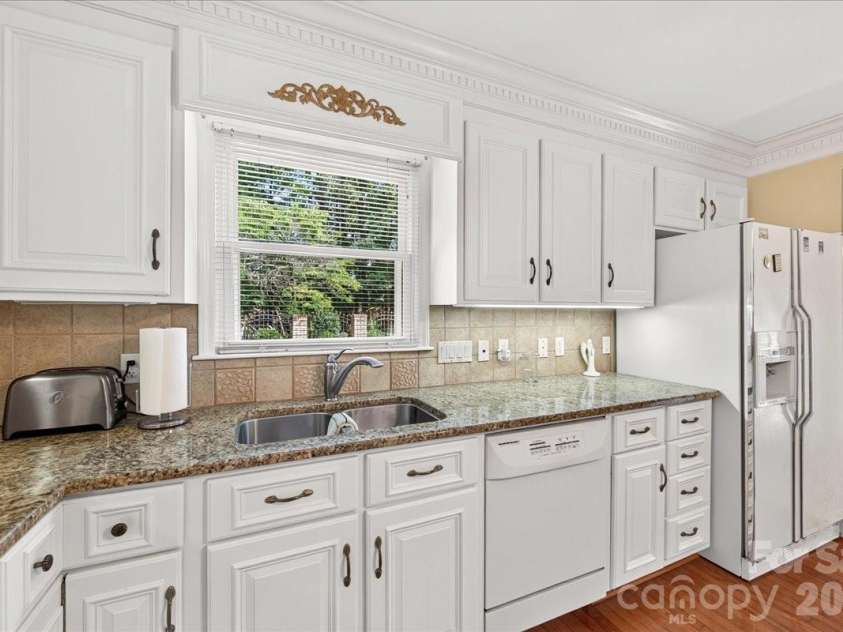 3825 Hoodridge Lane, Charlotte, NC 28227.  MLS# CAR4411305, YatesRealty ID 43802. 