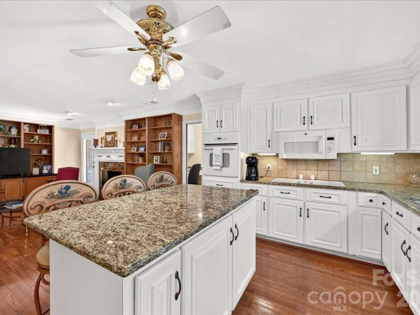 3825 Hoodridge Lane, Charlotte, NC 28227.  MLS# CAR4411305, YatesRealty ID 43802. 
