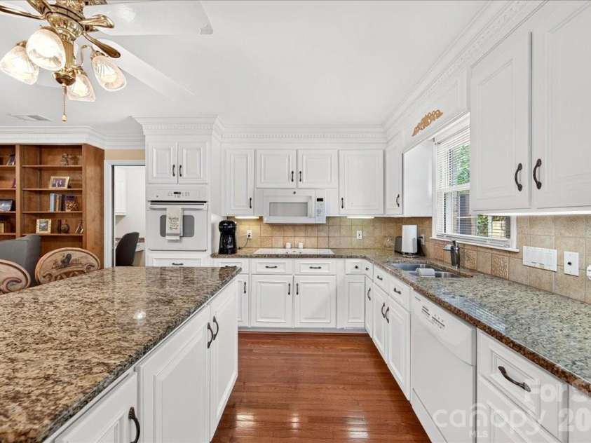 3825 Hoodridge Lane, Charlotte, NC 28227.  MLS# CAR4411305, YatesRealty ID 43802. 