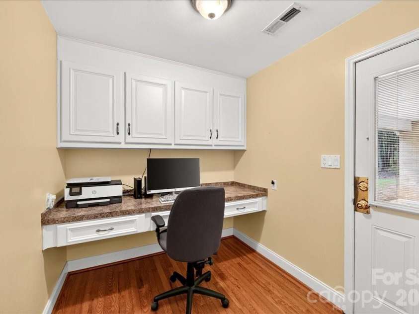 3825 Hoodridge Lane, Charlotte, NC 28227.  MLS# CAR4411305, YatesRealty ID 43802. 