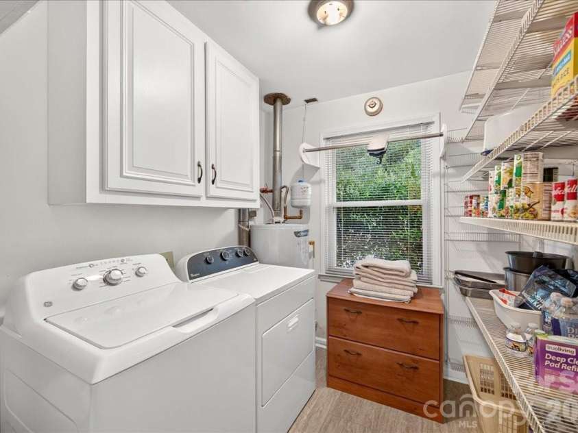 3825 Hoodridge Lane, Charlotte, NC 28227.  MLS# CAR4411305, YatesRealty ID 43802. 
