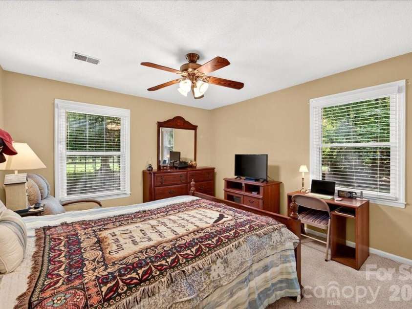 3825 Hoodridge Lane, Charlotte, NC 28227.  MLS# CAR4411305, YatesRealty ID 43802. 