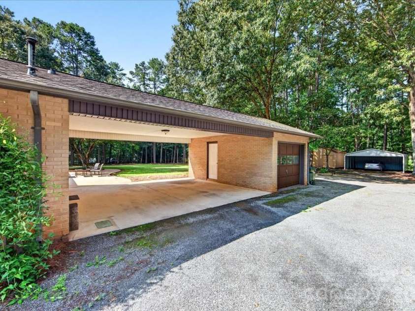 3825 Hoodridge Lane, Charlotte, NC 28227.  MLS# CAR4411305, YatesRealty ID 43802. 