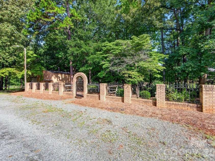 3825 Hoodridge Lane, Charlotte, NC 28227.  MLS# CAR4411305, YatesRealty ID 43802. 