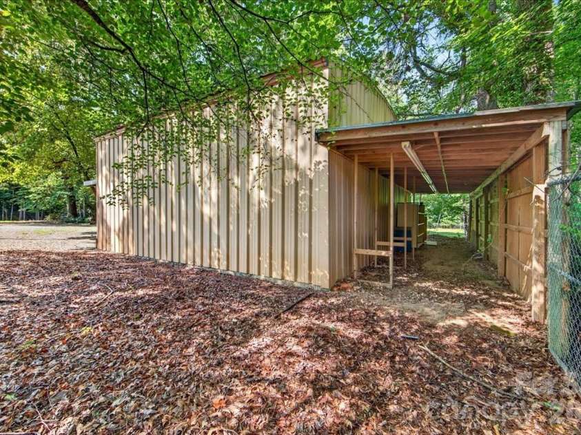 3825 Hoodridge Lane, Charlotte, NC 28227.  MLS# CAR4411305, YatesRealty ID 43802. 
