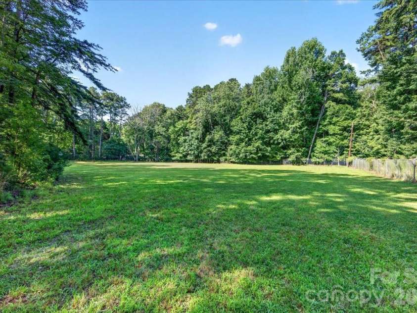 3825 Hoodridge Lane, Charlotte, NC 28227.  MLS# CAR4411305, YatesRealty ID 43802. 
